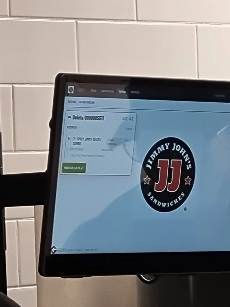 Pantalla KDS de cocina mostrando pedidos en Jimmy John's