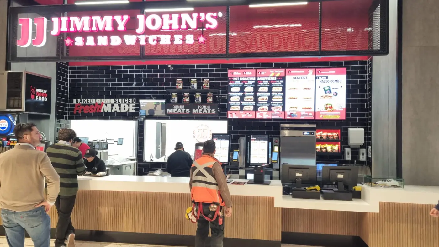 Local de Jimmy John's en Chile con tótems de autoatención G-Store