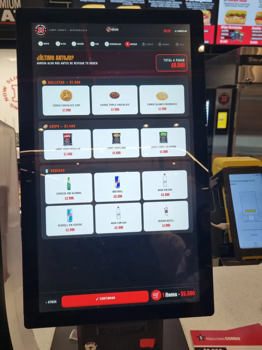 Pantalla de upselling del tótem sugiriendo productos adicionales