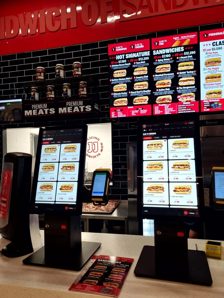 Tótem con menú y promociones en pantalla