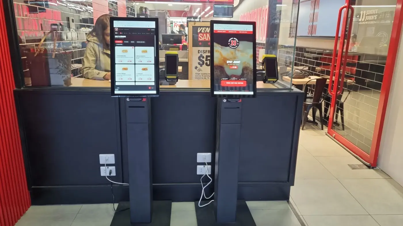 Tótems de autoatención de pie instalados en un local